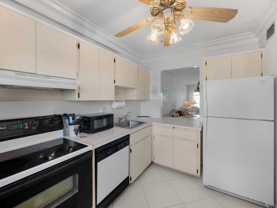 For Sale: $309,900 (2 beds, 2 baths, 1200 Square Feet)