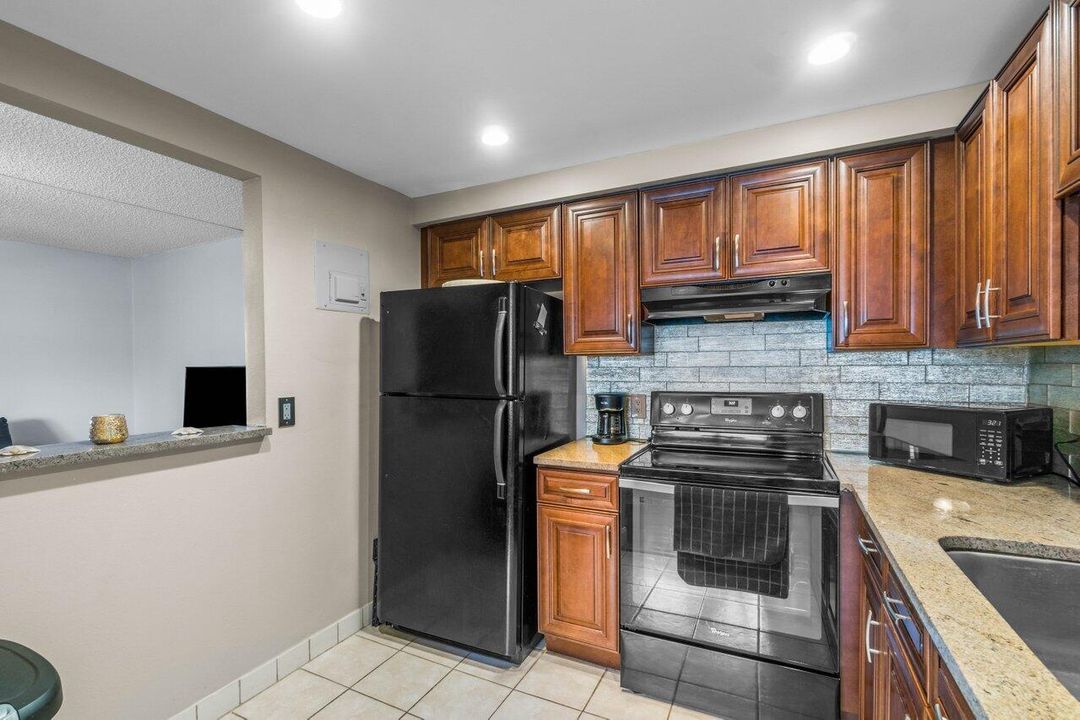 For Sale: $160,000 (1 beds, 1 baths, 720 Square Feet)