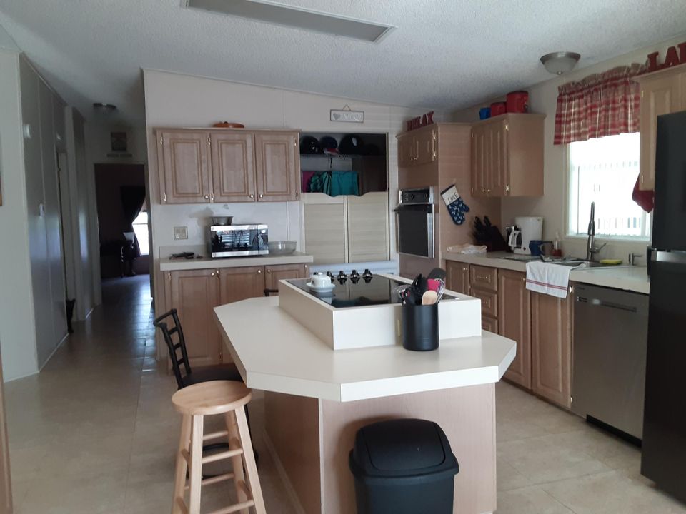 Active With Contract: $69,900 (2 beds, 2 baths, 1392 Square Feet)