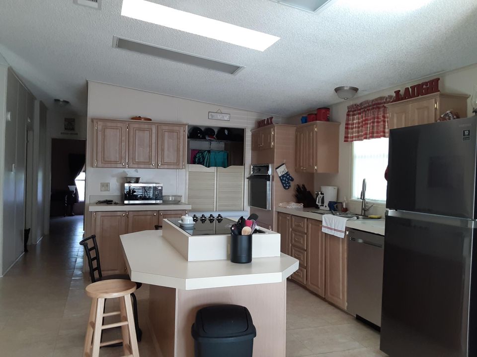 Active With Contract: $69,900 (2 beds, 2 baths, 1392 Square Feet)