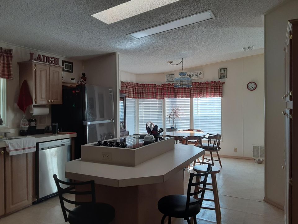 Active With Contract: $69,900 (2 beds, 2 baths, 1392 Square Feet)