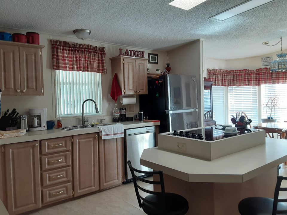 Active With Contract: $69,900 (2 beds, 2 baths, 1392 Square Feet)