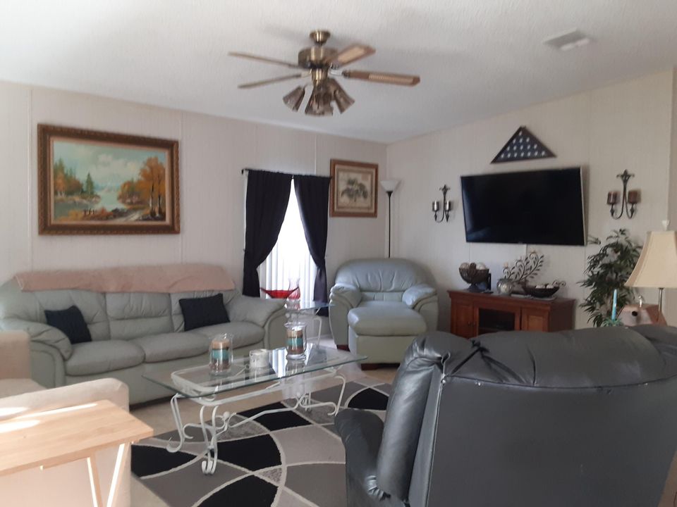 Active With Contract: $69,900 (2 beds, 2 baths, 1392 Square Feet)