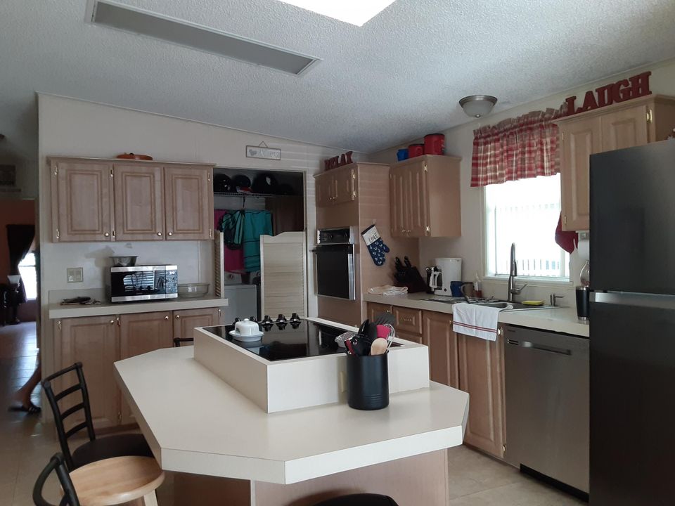 Active With Contract: $69,900 (2 beds, 2 baths, 1392 Square Feet)