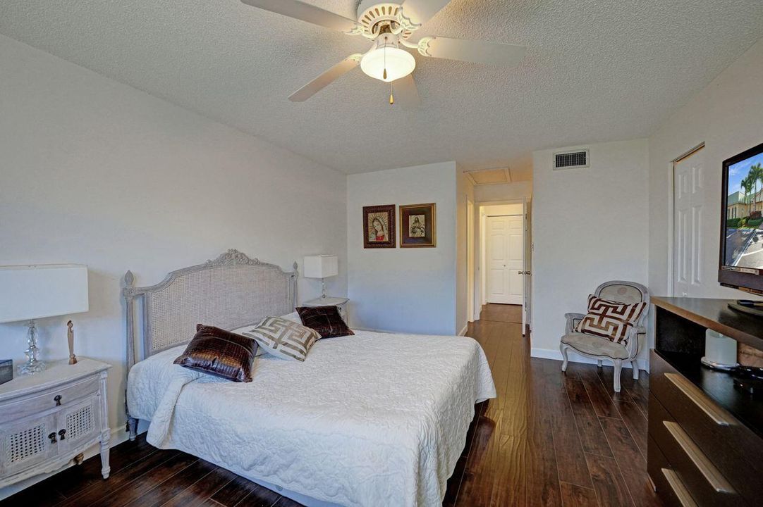 For Sale: $209,000 (1 beds, 1 baths, 950 Square Feet)