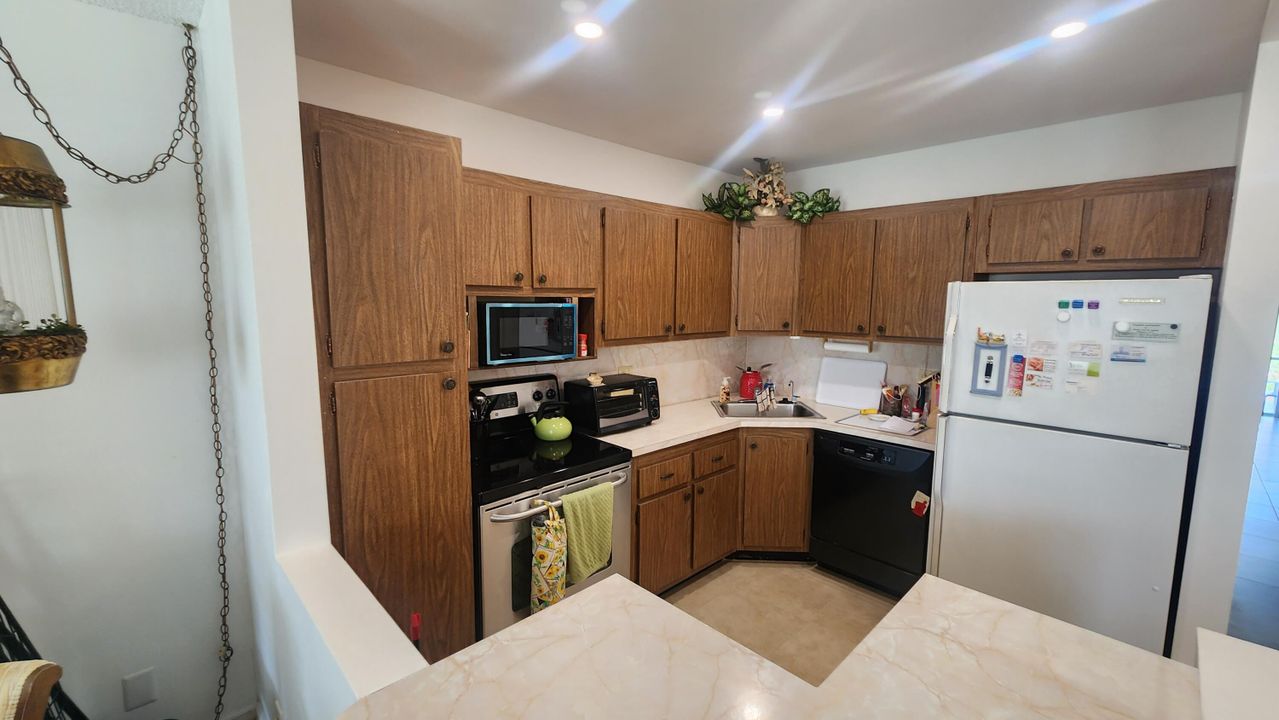 Active With Contract: $1,800 (2 beds, 2 baths, 1020 Square Feet)