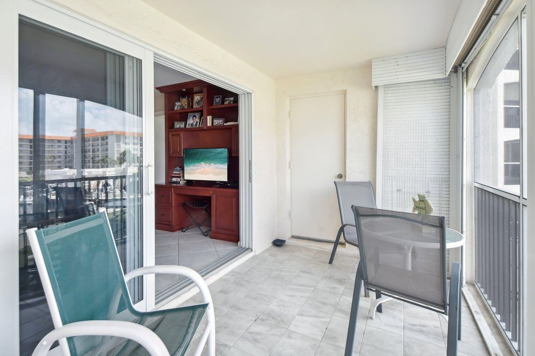 For Sale: $558,500 (2 beds, 2 baths, 958 Square Feet)