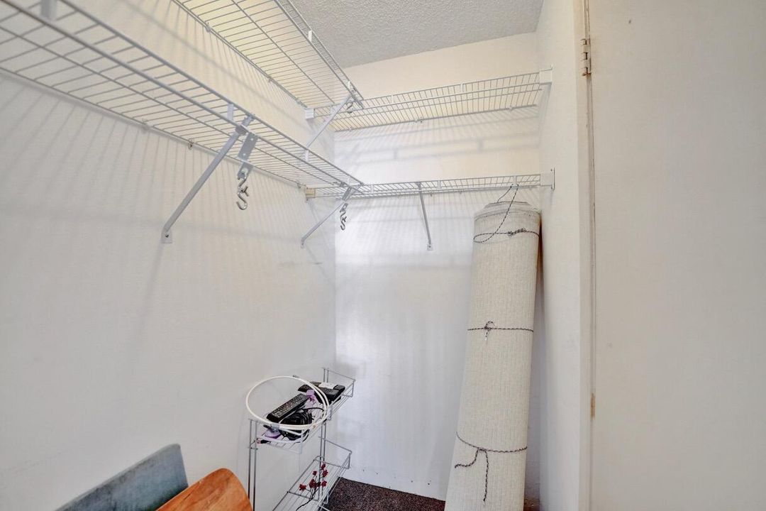 For Sale: $157,000 (2 beds, 2 baths, 936 Square Feet)