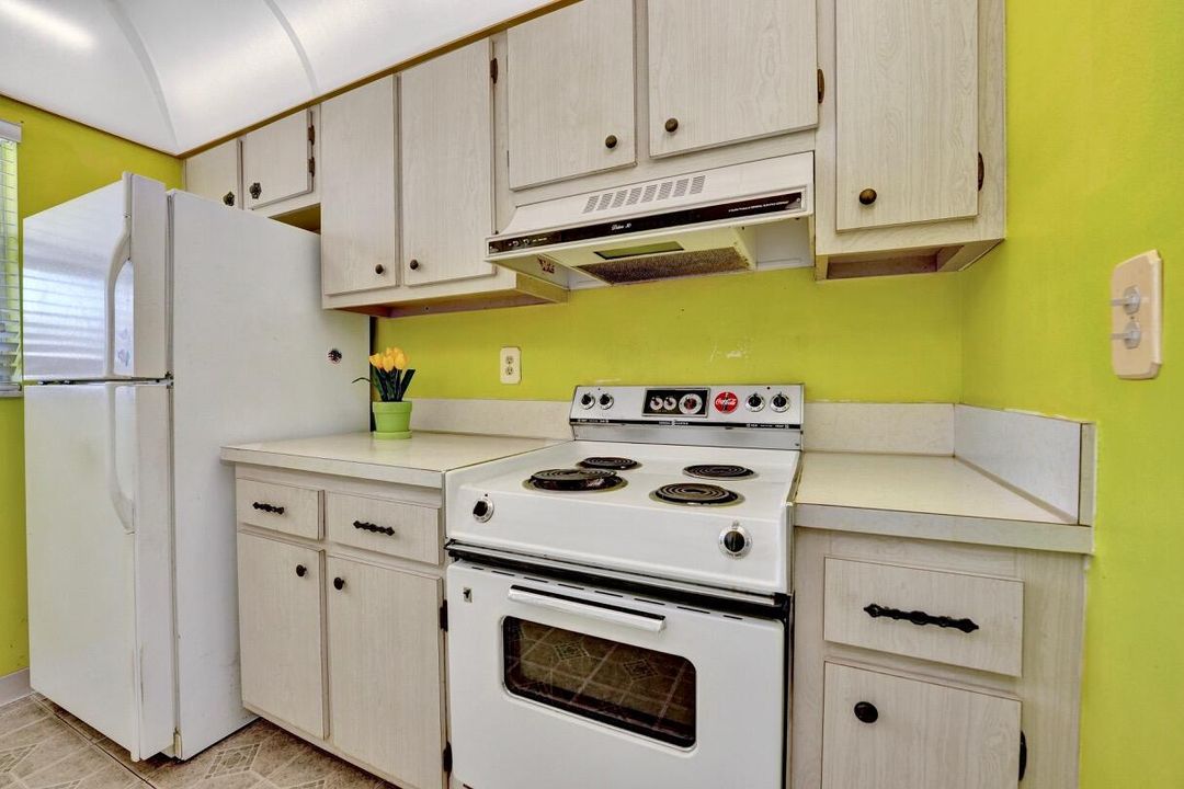 For Sale: $157,000 (2 beds, 2 baths, 936 Square Feet)
