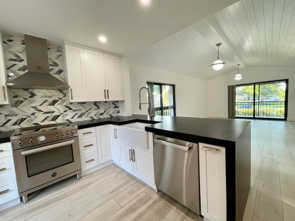 For Sale: $355,000 (2 beds, 2 baths, 1200 Square Feet)
