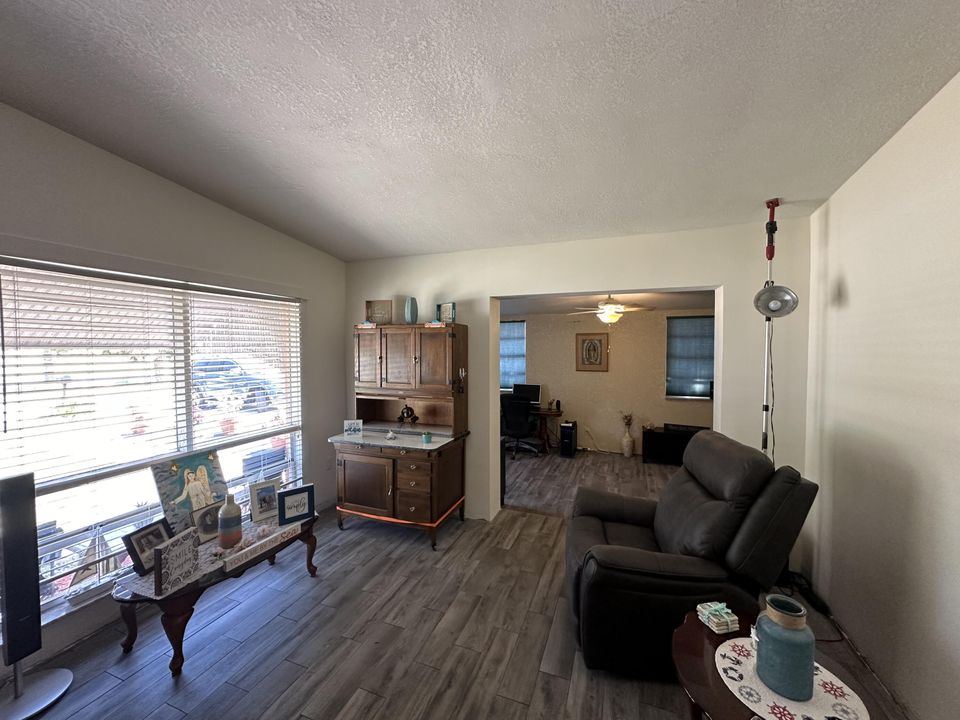 For Sale: $287,500 (3 beds, 1 baths, 1292 Square Feet)