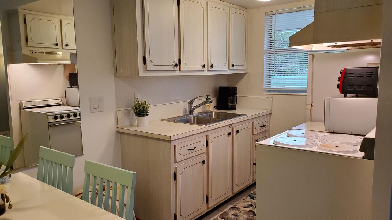 Active With Contract: $1,480 (1 beds, 1 baths, 468 Square Feet)