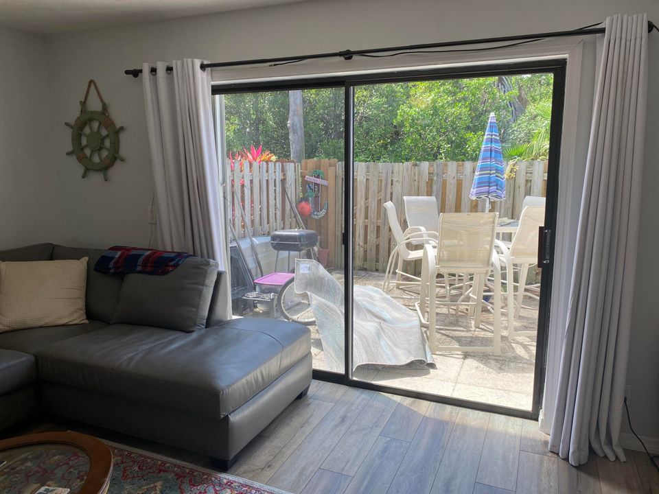For Sale: $325,000 (2 beds, 2 baths, 1270 Square Feet)