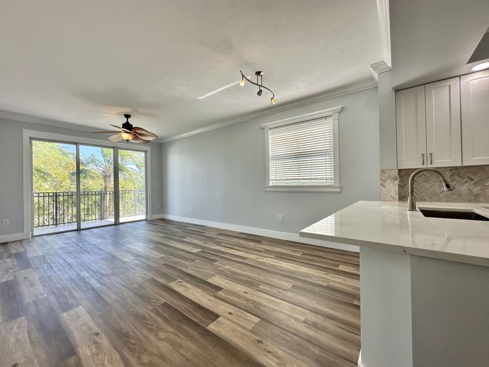 Active With Contract: $3,000 (2 beds, 2 baths, 1117 Square Feet)