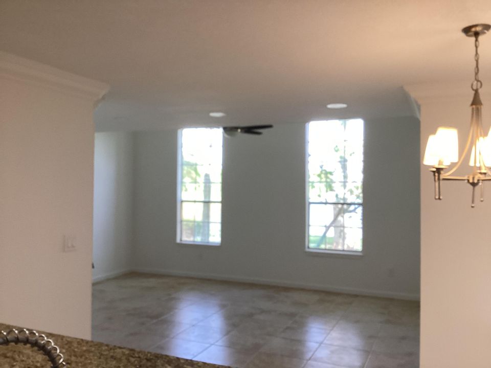 Active With Contract: $1,900 (1 beds, 1 baths, 790 Square Feet)