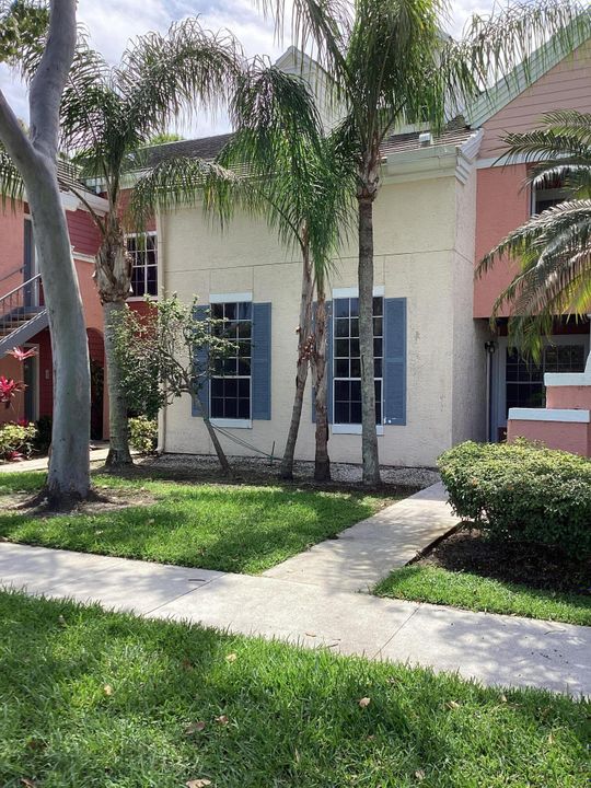 Active With Contract: $1,900 (1 beds, 1 baths, 790 Square Feet)