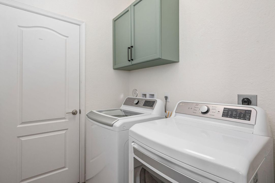 For Sale: $314,000 (3 beds, 2 baths, 1641 Square Feet)