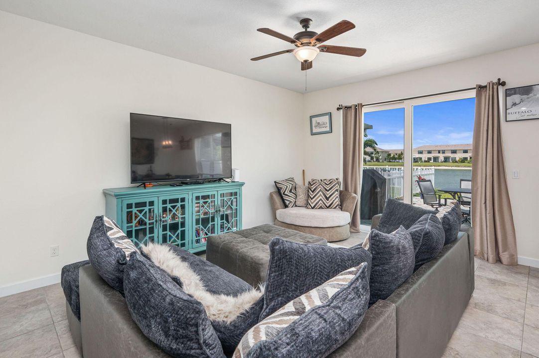For Sale: $309,000 (3 beds, 2 baths, 1641 Square Feet)