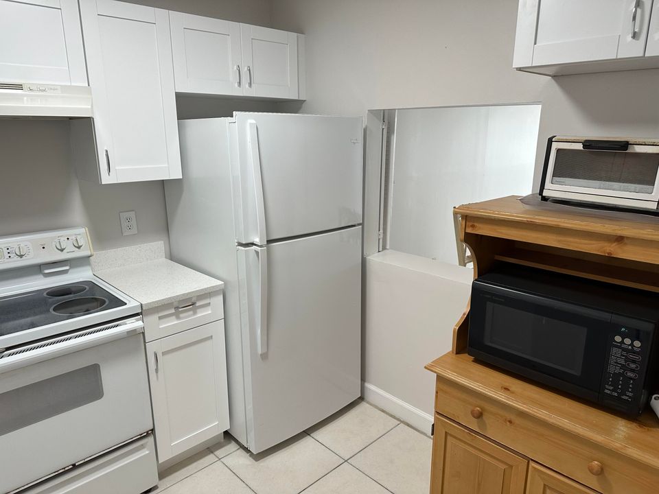 For Sale: $210,000 (1 beds, 1 baths, 688 Square Feet)