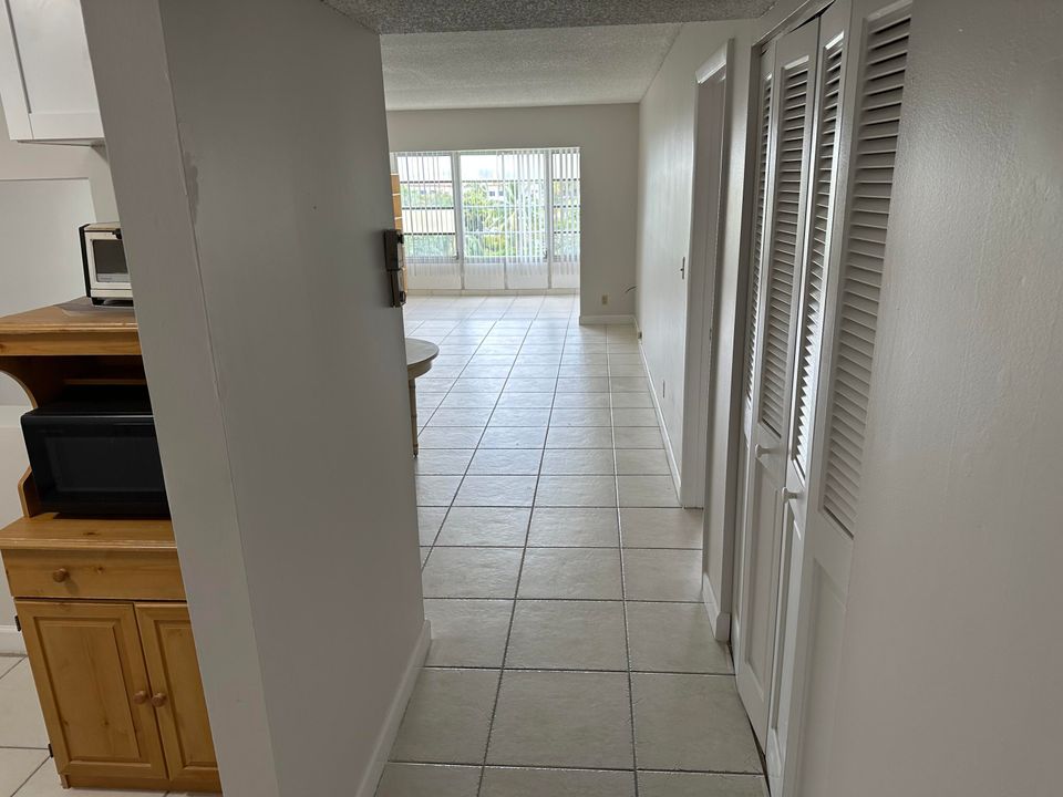 For Sale: $210,000 (1 beds, 1 baths, 688 Square Feet)