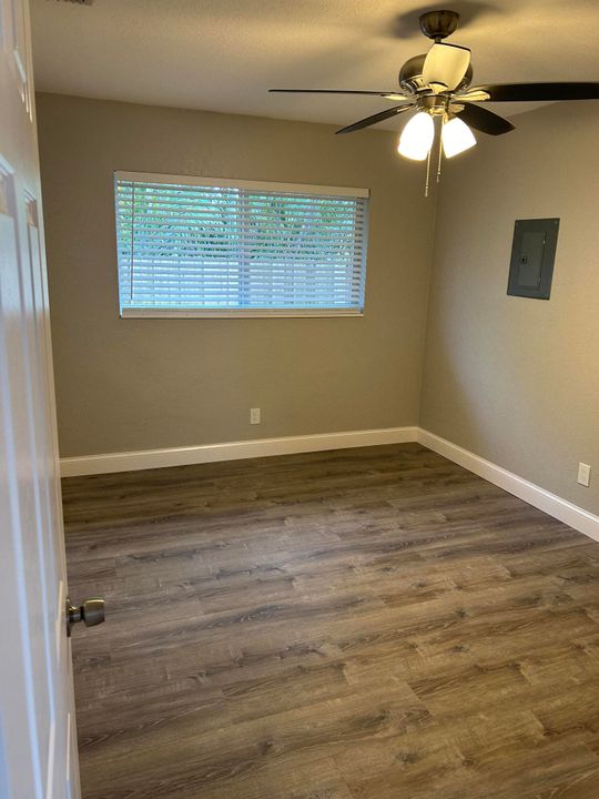 Active With Contract: $1,800 (1 beds, 1 baths, 600 Square Feet)