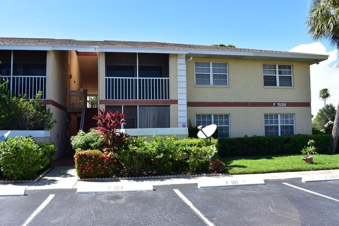 Active With Contract: $1,600 (2 beds, 2 baths, 886 Square Feet)