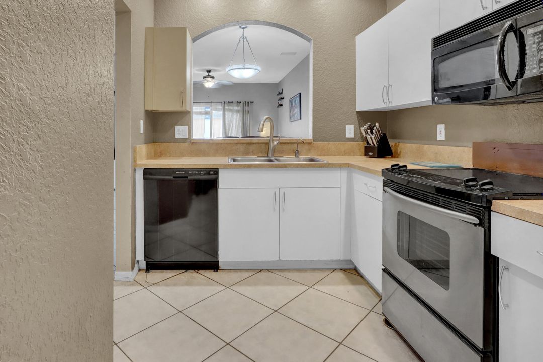 Active With Contract: $370,000 (3 beds, 2 baths, 1618 Square Feet)