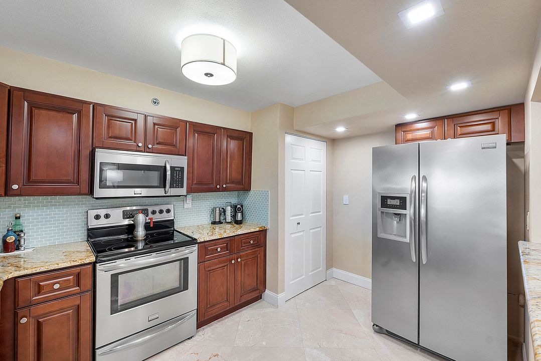 Active With Contract: $589,900 (2 beds, 2 baths, 1309 Square Feet)