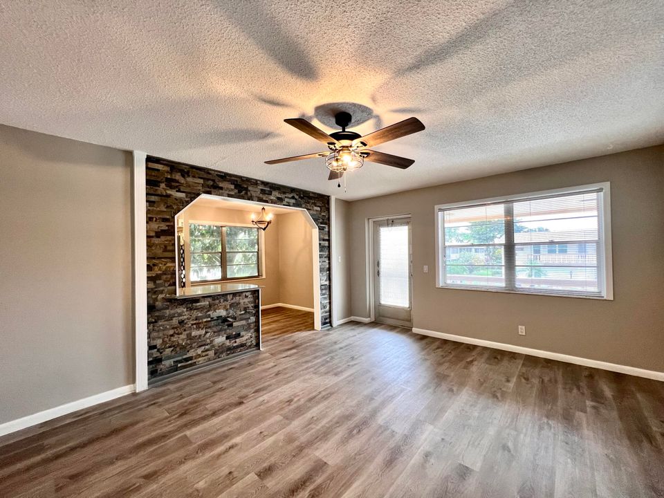 Active With Contract: $1,550 (2 beds, 1 baths, 651 Square Feet)