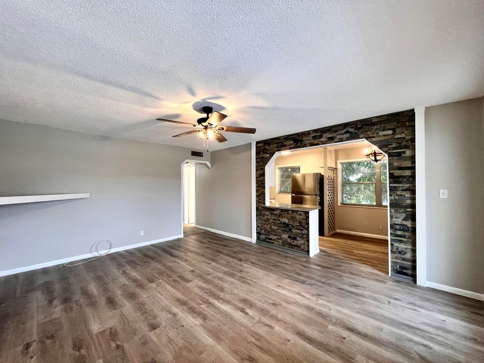 Active With Contract: $1,550 (2 beds, 1 baths, 651 Square Feet)