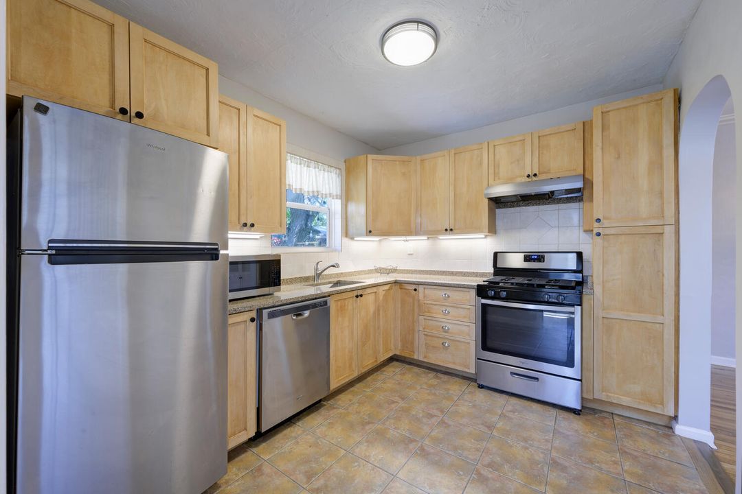 For Sale: $414,000 (2 beds, 1 baths, 1182 Square Feet)