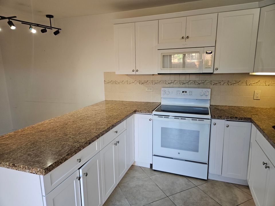 For Sale: $344,900 (2 beds, 2 baths, 1325 Square Feet)
