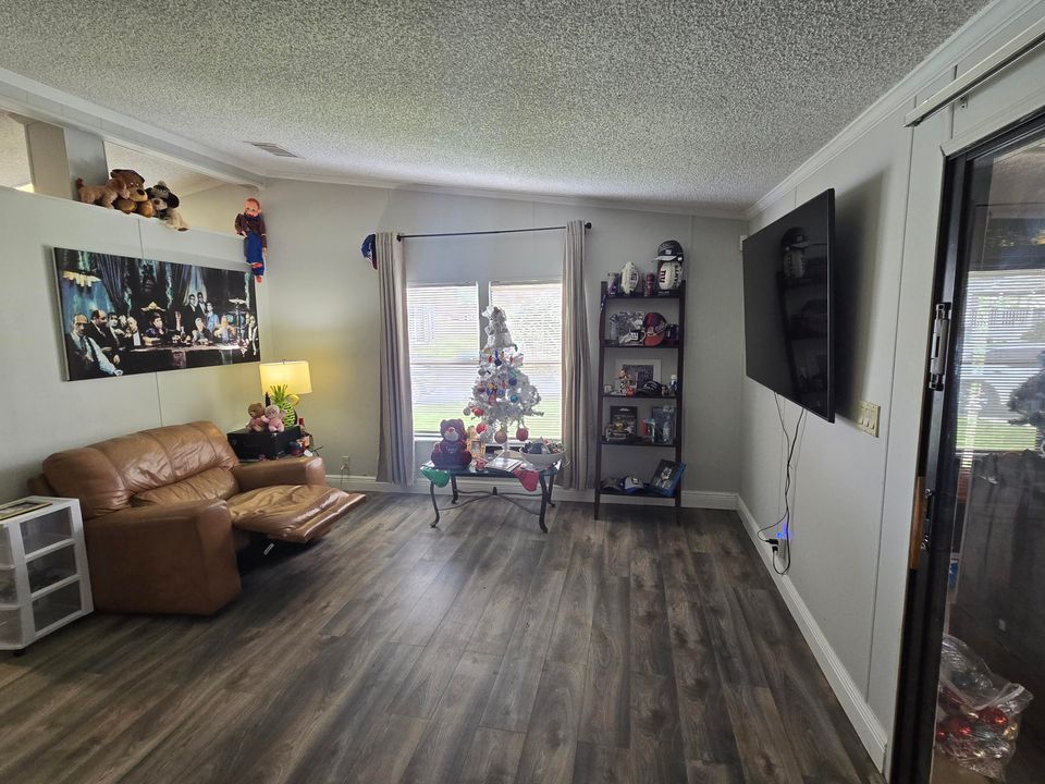 For Sale: $69,995 (2 beds, 2 baths, 1154 Square Feet)