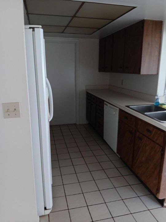 For Sale: $299,900 (2 beds, 2 baths, 1026 Square Feet)