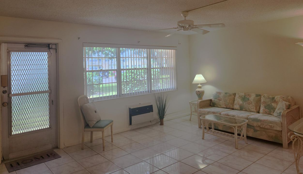 Active With Contract: $110,000 (1 beds, 1 baths, 684 Square Feet)