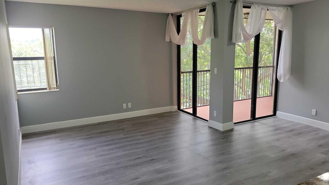 Active With Contract: $1,800 (1 beds, 1 baths, 764 Square Feet)