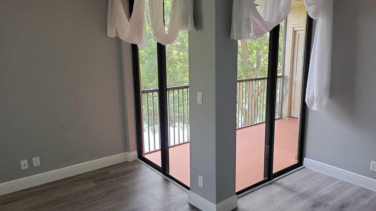 Active With Contract: $1,800 (1 beds, 1 baths, 764 Square Feet)
