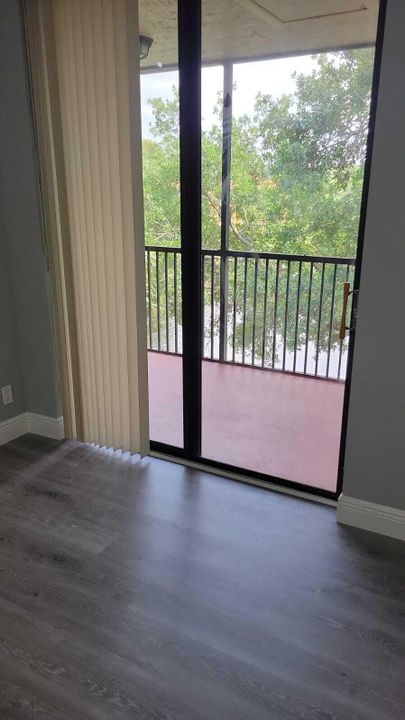 Active With Contract: $1,800 (1 beds, 1 baths, 764 Square Feet)