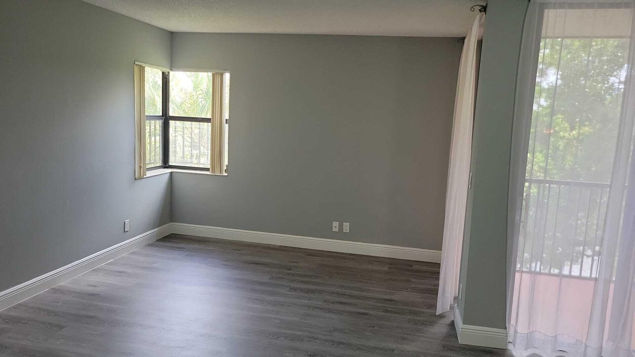 Active With Contract: $1,800 (1 beds, 1 baths, 764 Square Feet)