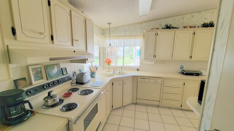 Active With Contract: $164,990 (2 beds, 2 baths, 1108 Square Feet)