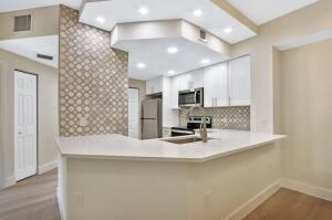 Active With Contract: $2,500 (2 beds, 1 baths, 987 Square Feet)