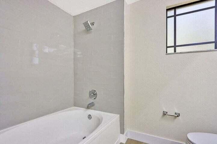 合同活跃: $2,500 (2 贝兹, 1 浴室, 987 平方英尺)