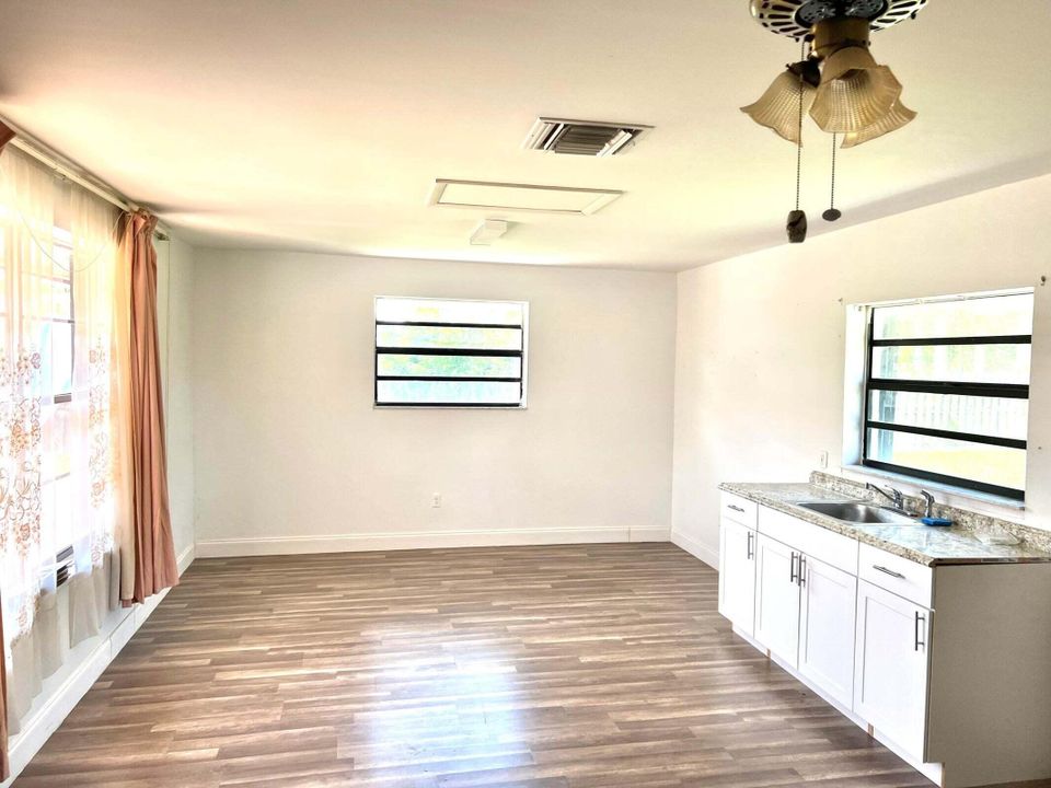 Active With Contract: $3,950 (5 beds, 3 baths, 2799 Square Feet)