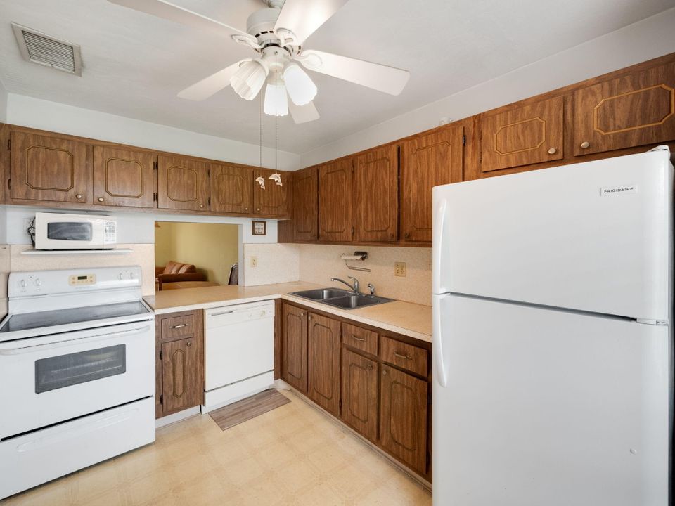 Active With Contract: $134,900 (2 beds, 2 baths, 1000 Square Feet)