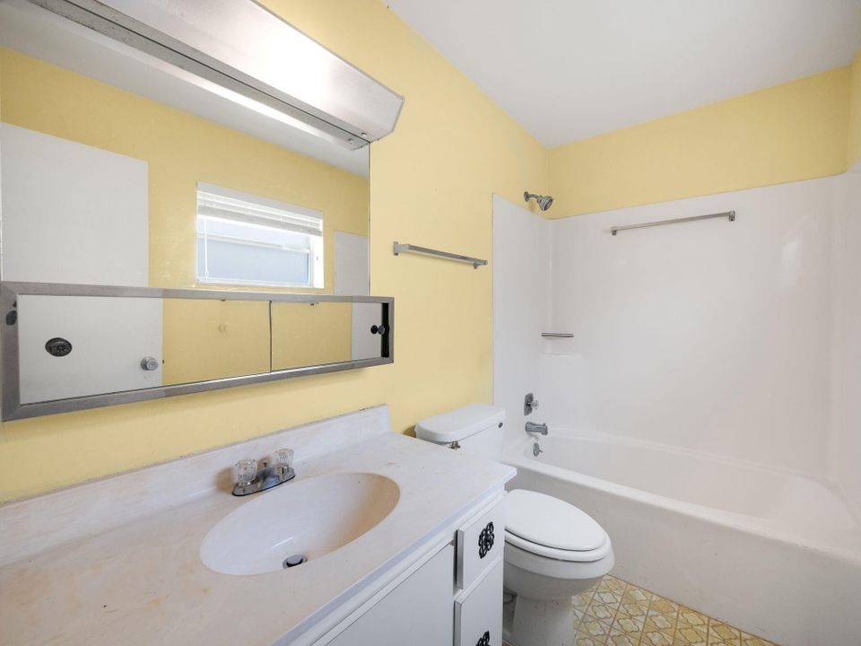 Active With Contract: $134,900 (2 beds, 2 baths, 1000 Square Feet)