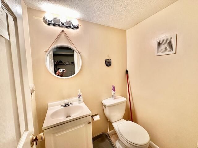 For Sale: $143,000 (1 beds, 1 baths, 715 Square Feet)