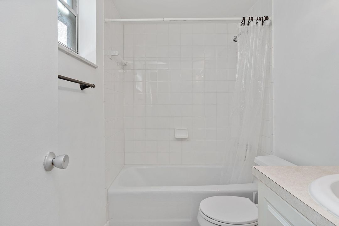 Active With Contract: $199,000 (1 beds, 1 baths, 612 Square Feet)