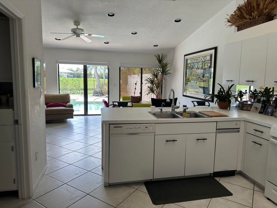Recently Sold: $1,200,000 (3 beds, 2 baths, 2202 Square Feet)