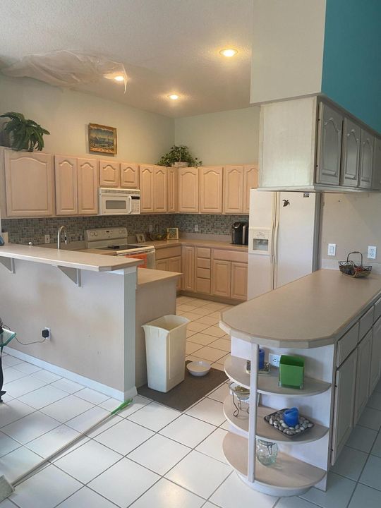 Active With Contract: $3,300 (3 beds, 2 baths, 1951 Square Feet)