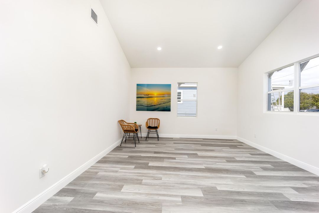 Active With Contract: $304,900 (3 beds, 2 baths, 1110 Square Feet)